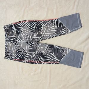 Old Navy active woman's cropped workout leggings size large